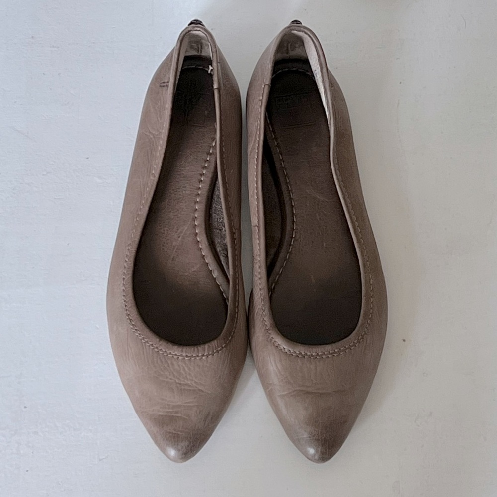 Frye Regina flat in taupe leather.  Size 8.5.